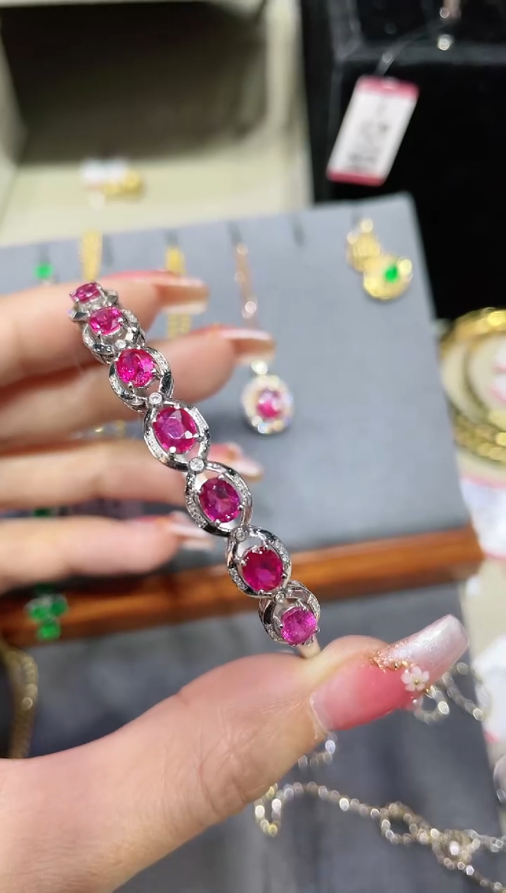18K金镶嵌天然红宝石手镯 
