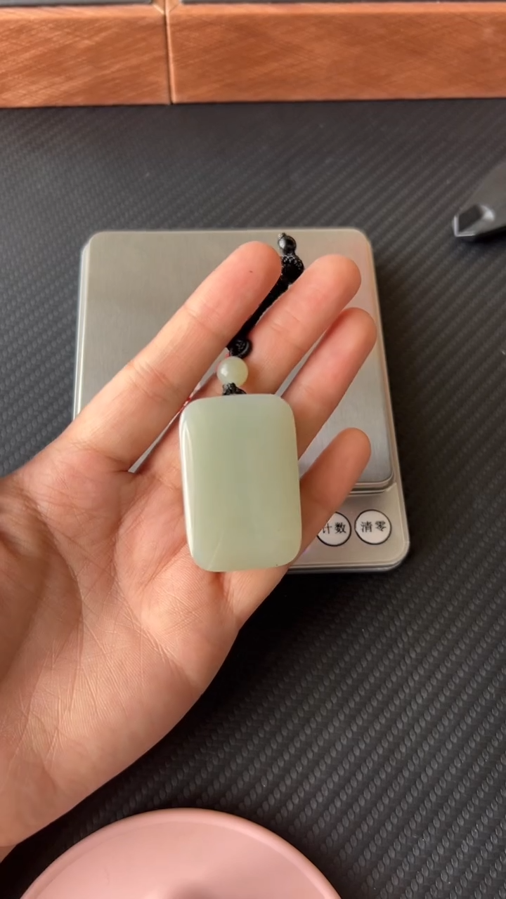 【闪购商品】和田玉吊坠(赠链)未镶嵌且末微色差近矿