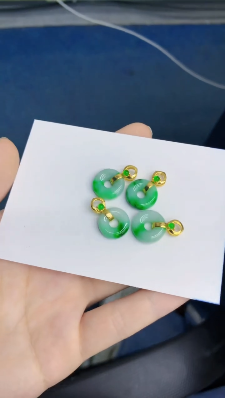 翡翠未镶嵌颈饰多样性发其一