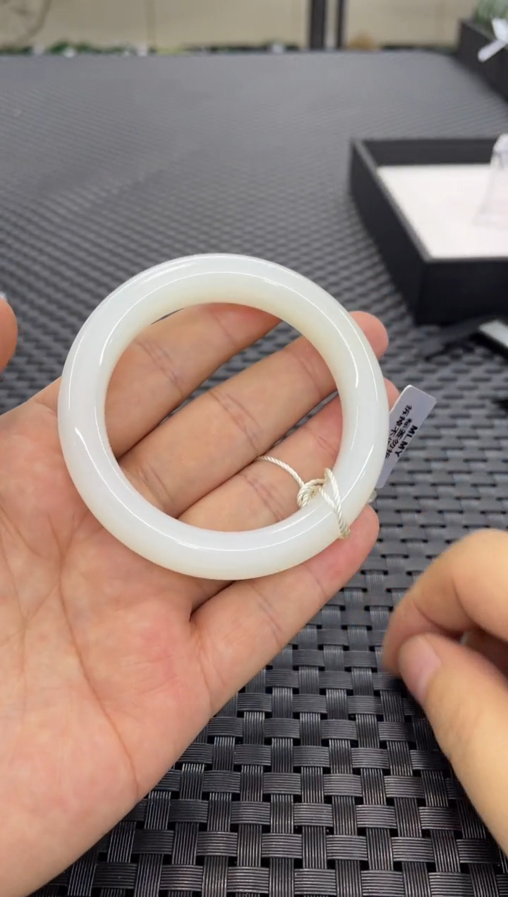 未镶嵌手镯和田玉欣*一条52+（多样性发一件）Z0748