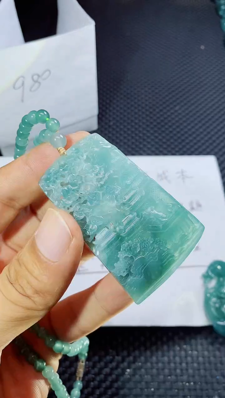 翡翠未镶嵌颈饰          