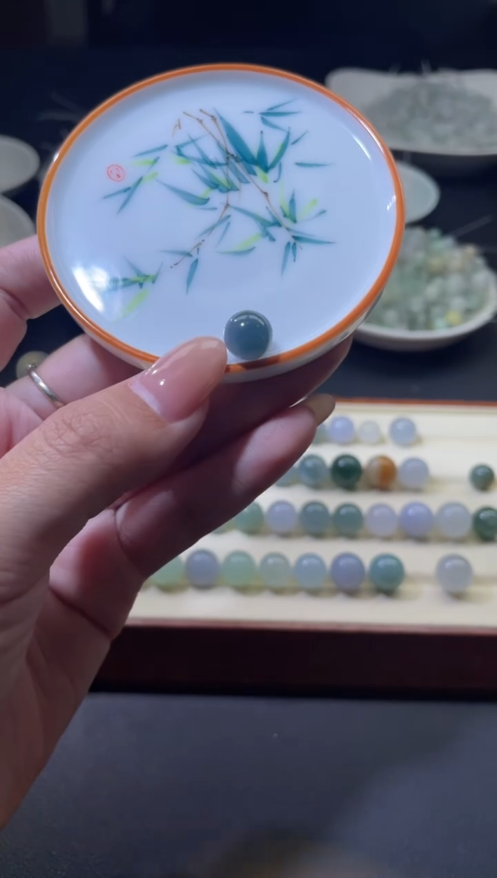 颈饰未镶嵌翡翠瓜****)翡翠净货