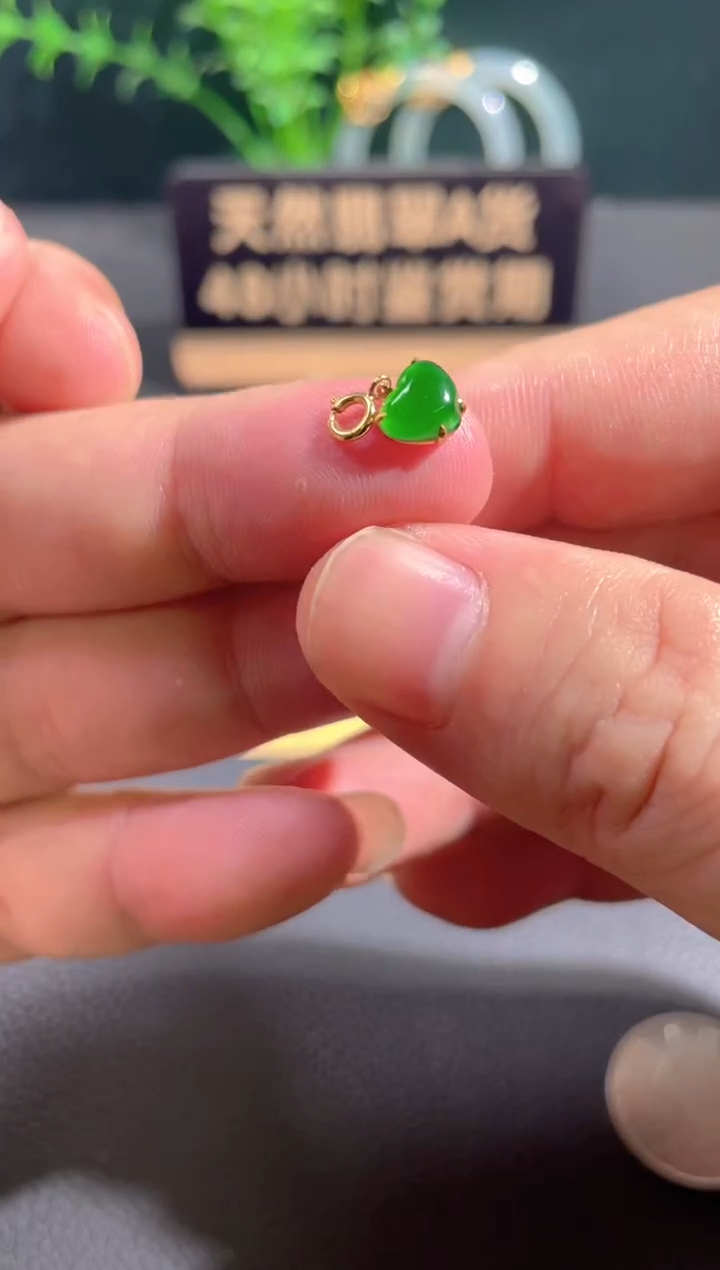 翡翠18K金镶嵌颈饰翡翠