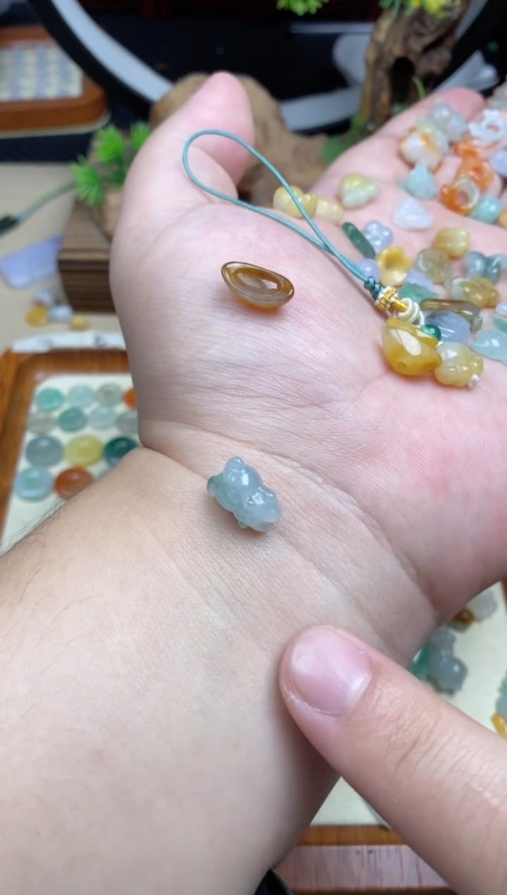 颈饰未镶嵌翡翠茹翡翠