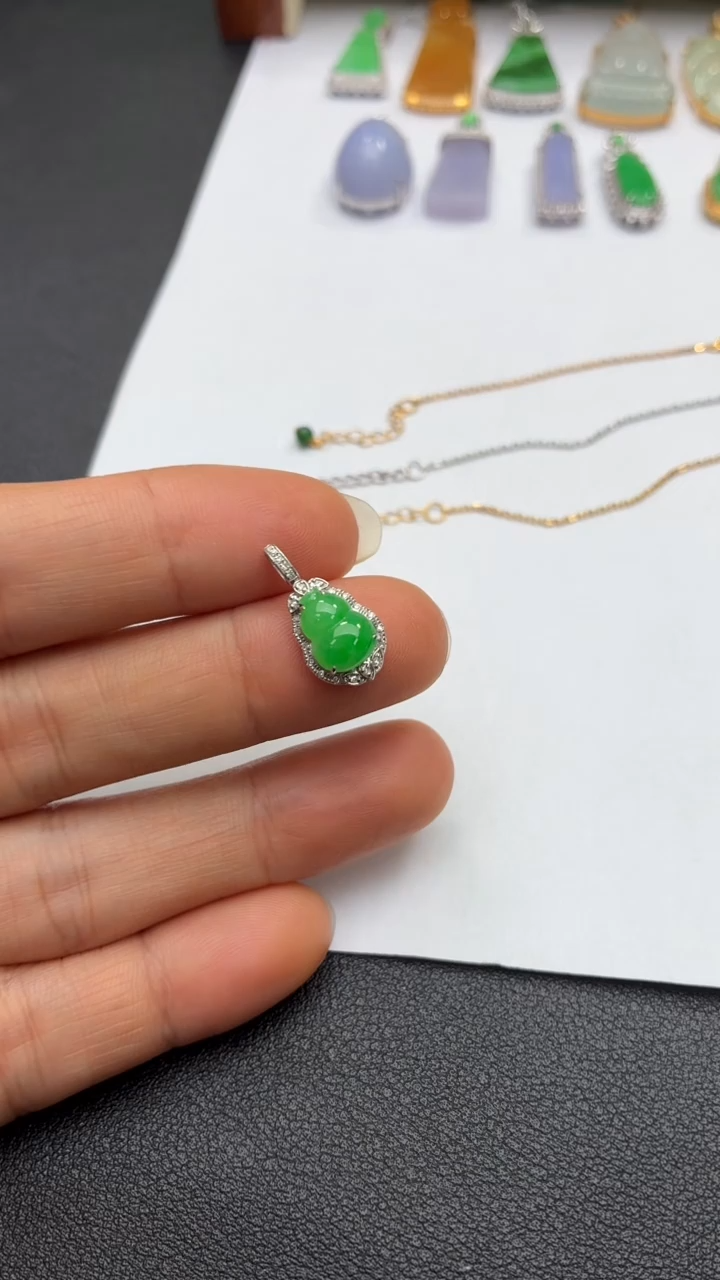 颈饰18K金镶嵌翡翠天然翡翠A货