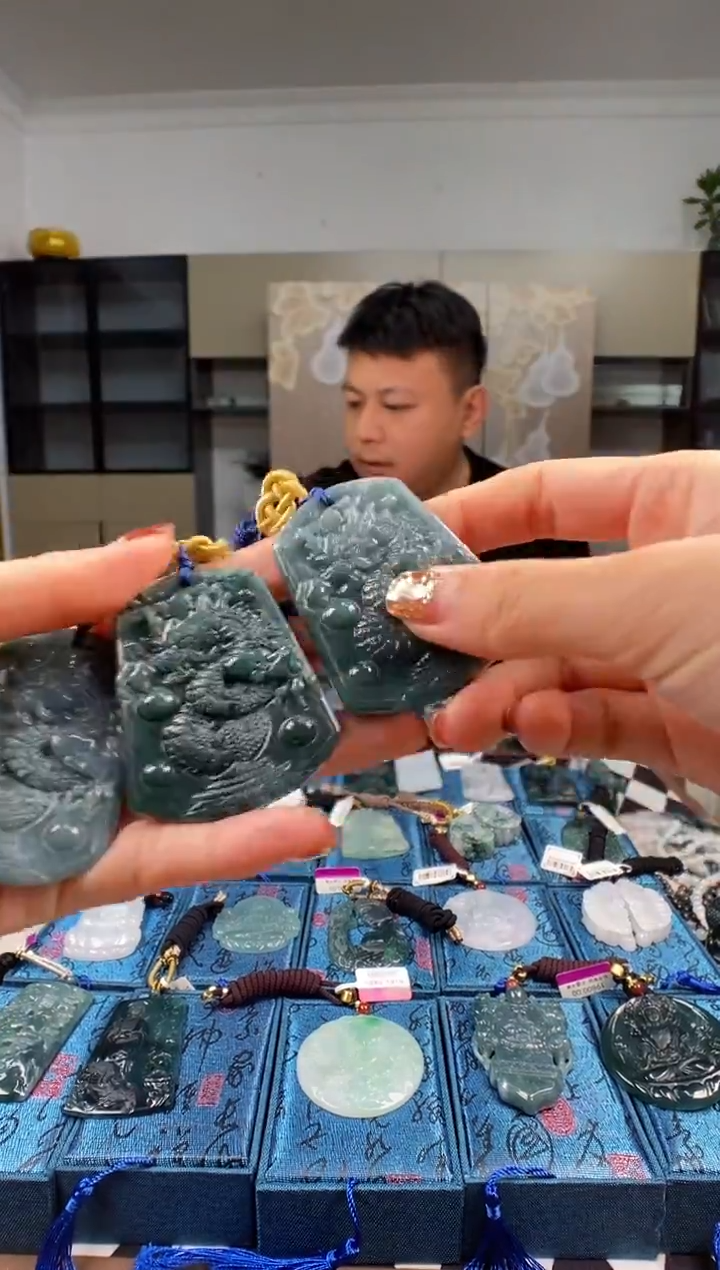 颈饰未镶嵌翡翠 多样性发其一