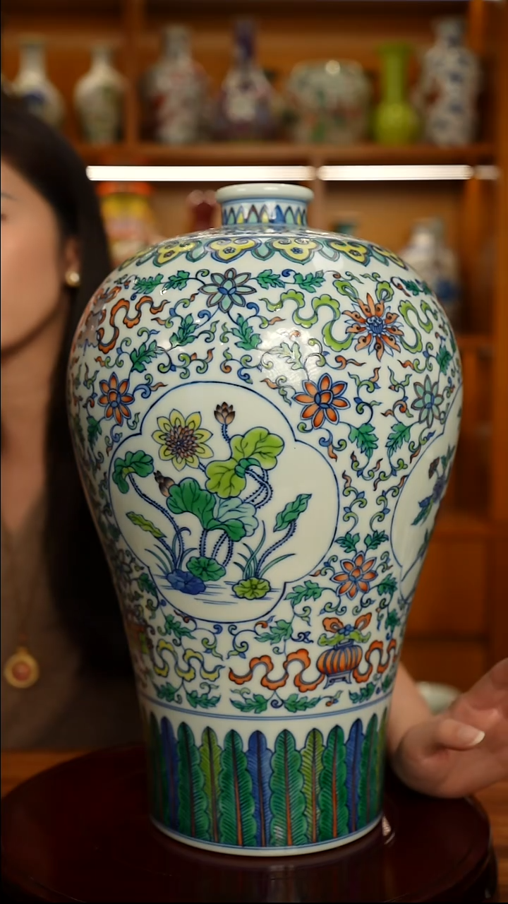 仿清瓷普****2斗彩花卉梅瓶一只