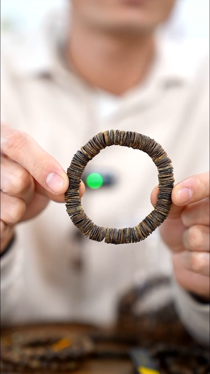 沉香手串向*花片片珠10mm单圈手串