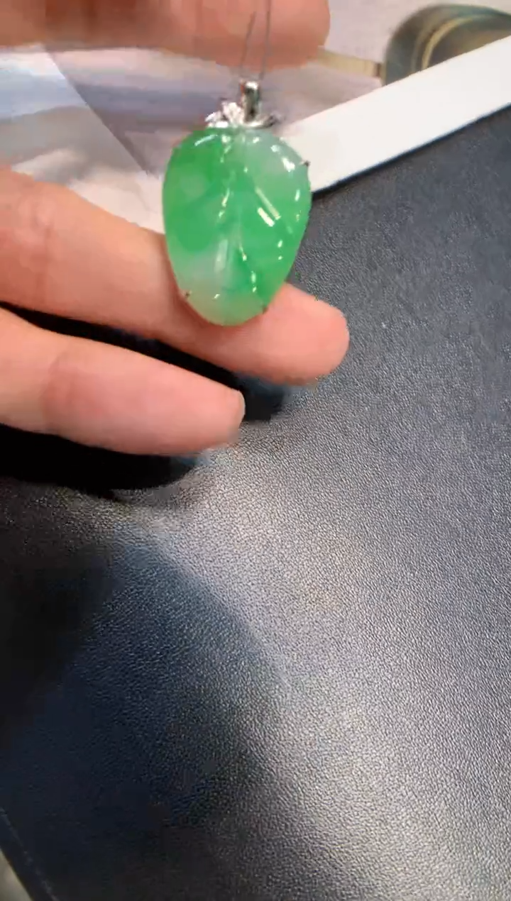 颈饰18K金镶嵌翡翠叶子