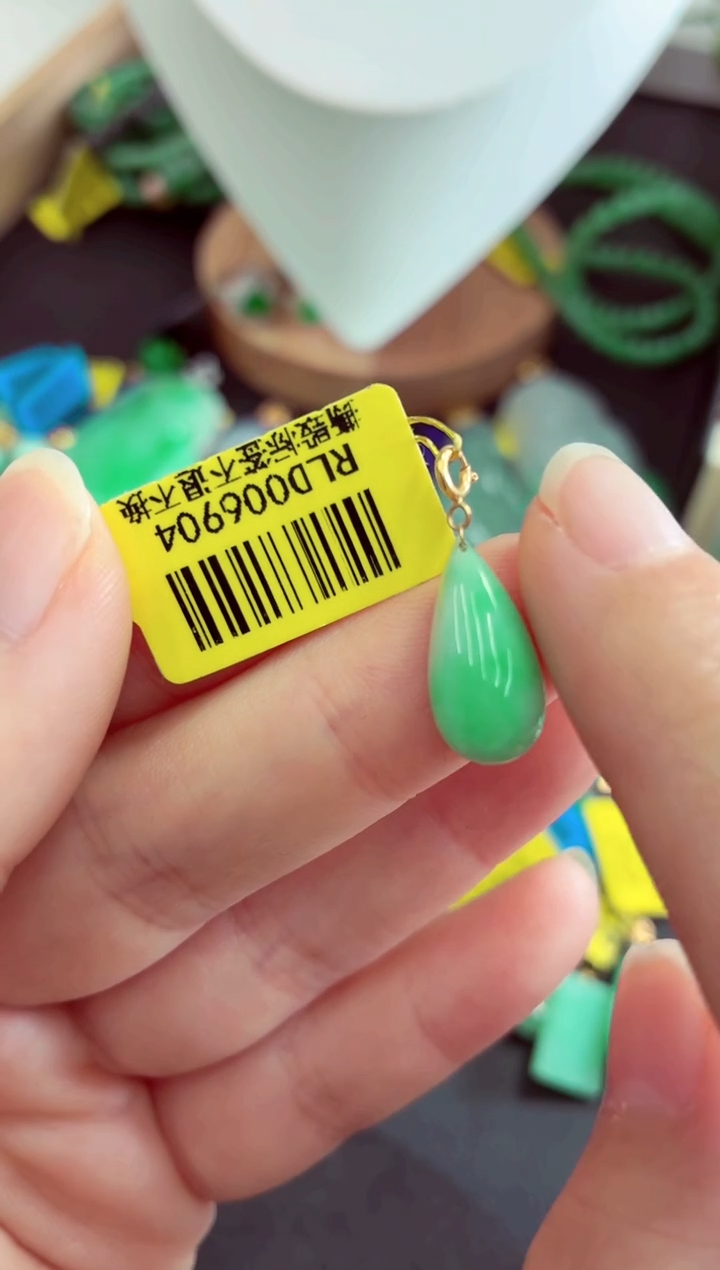 吊坠(不含链)18K金镶嵌翡翠挂件