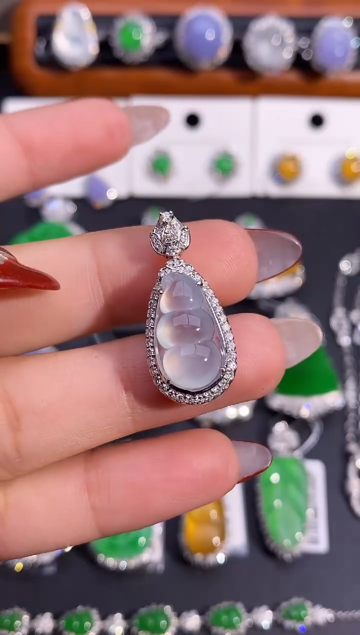 【闪购商品】翡翠颈饰18K金镶嵌吊坠