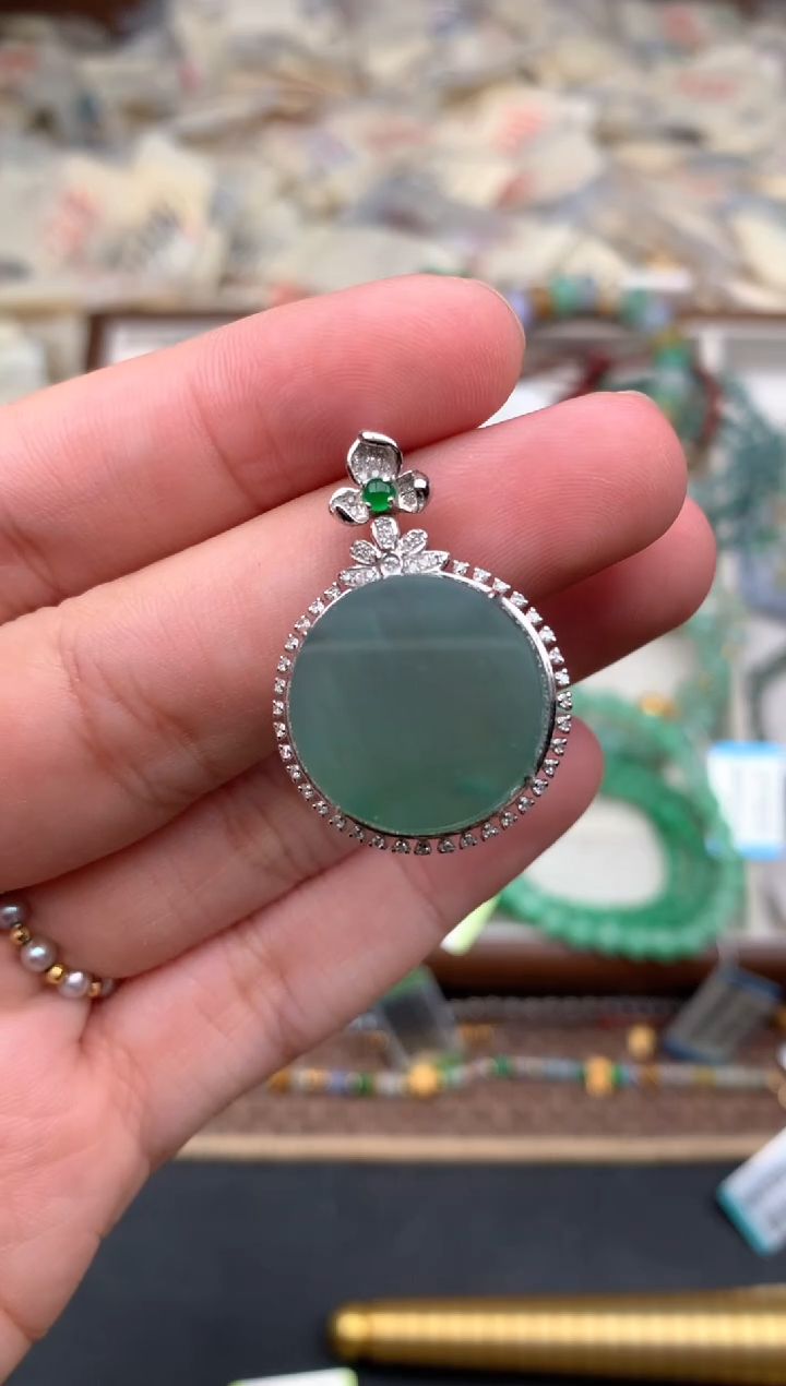 18K金镶嵌挂件翡翠一