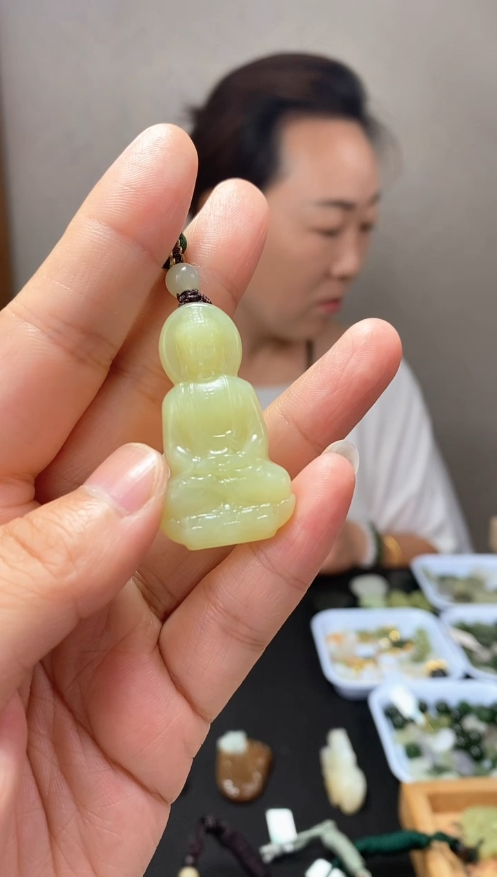 和田玉未镶嵌颈饰如来