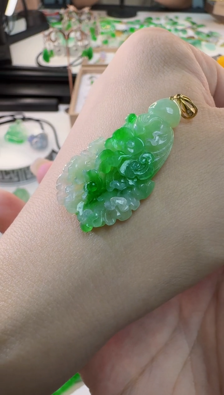翡翠18K金镶嵌颈饰天然缅甸A货翡翠