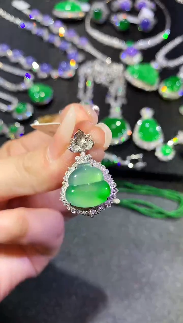 【闪购商品】翡翠吊坠(不含链)18K金镶嵌30-葫芦