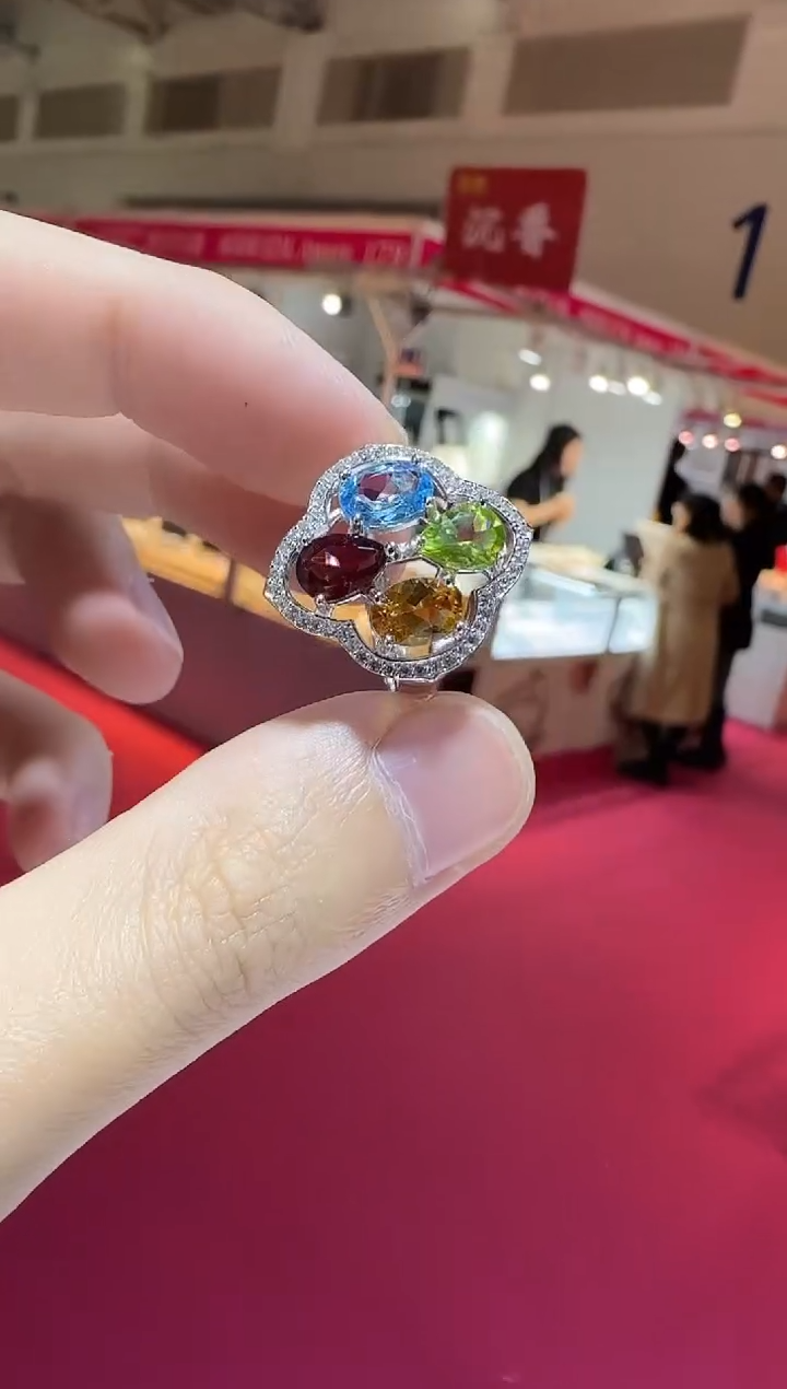 银S925镶嵌戒指托帕石多彩宝石四叶花设计款
