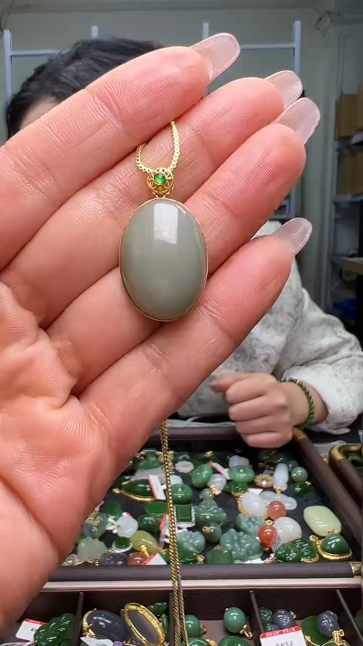 颈饰18K金镶嵌和田玉（多样性发货.发其一)12.27.165