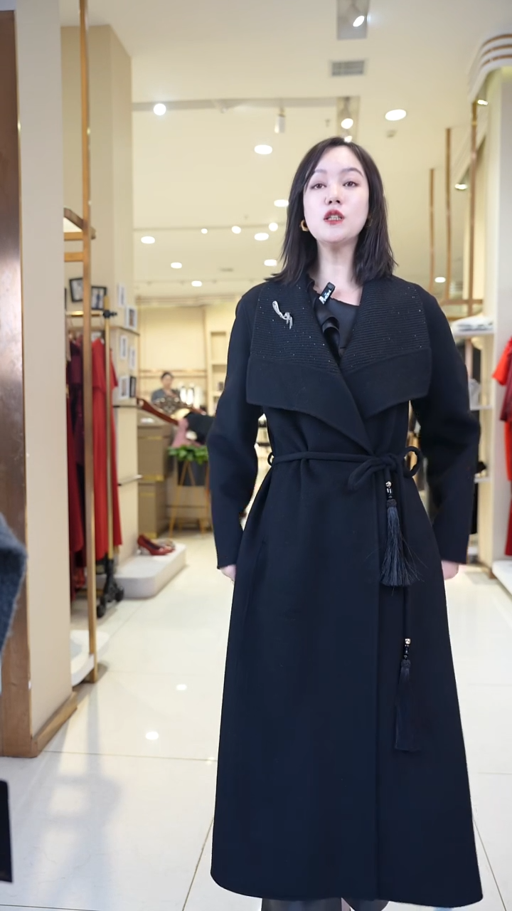 伊人林休闲品牌黑色长大衣