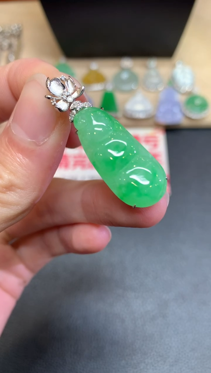 【闪购商品】翡翠颈饰18K金镶嵌福豆【无服务费】