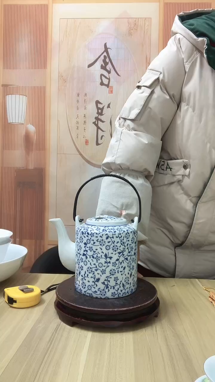 厂瓷 青花小提梁壶 1把 （微瑕）