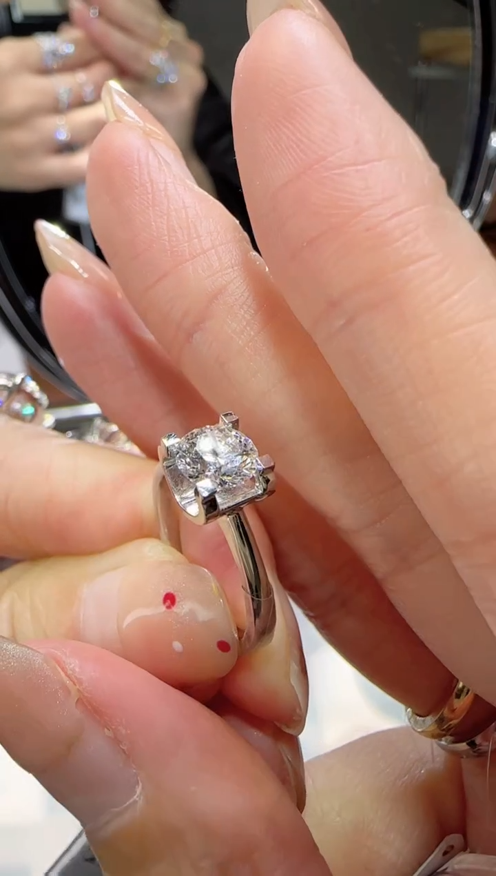 【闪购商品】实验室培育钻石铂Pt950镶嵌1克拉牛头钻戒