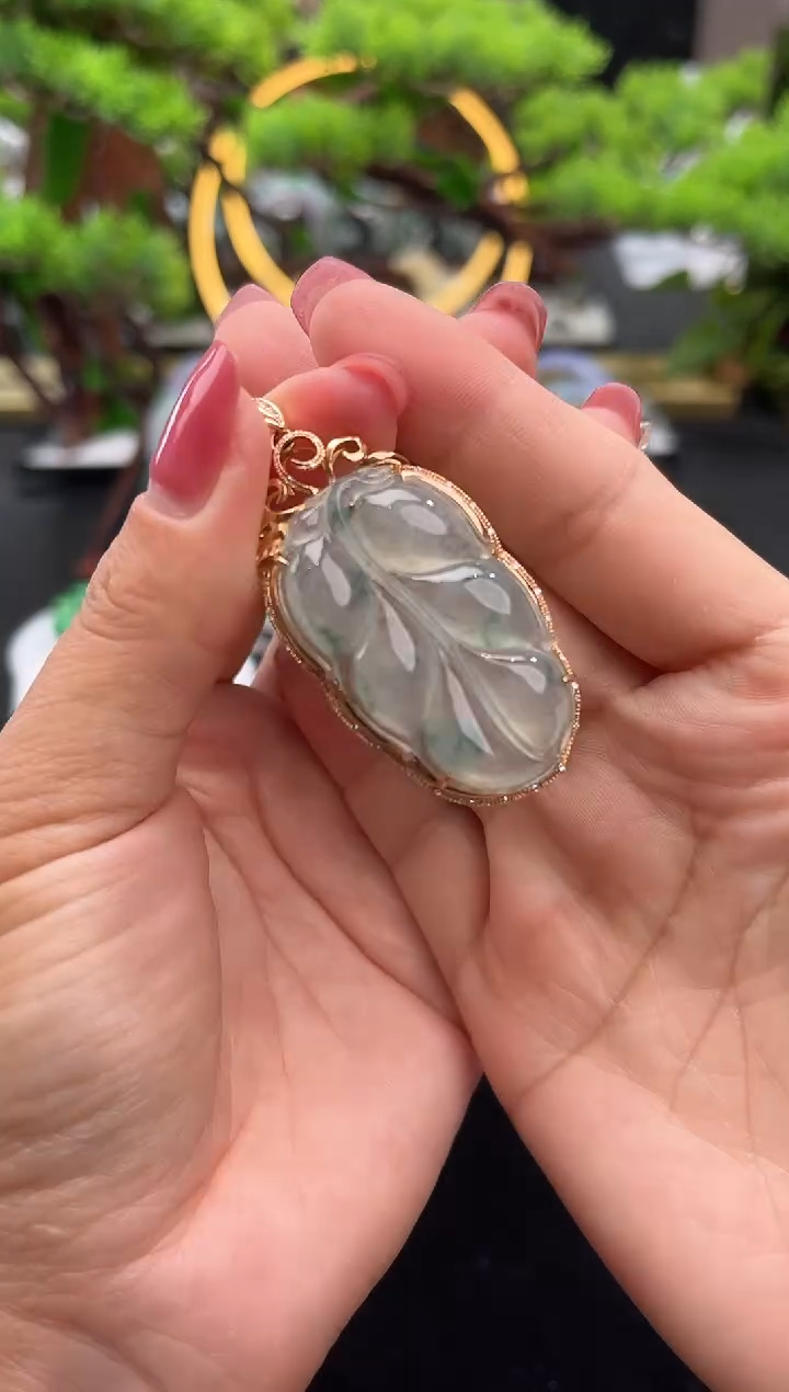 颈饰18K金镶嵌翡翠吊坠