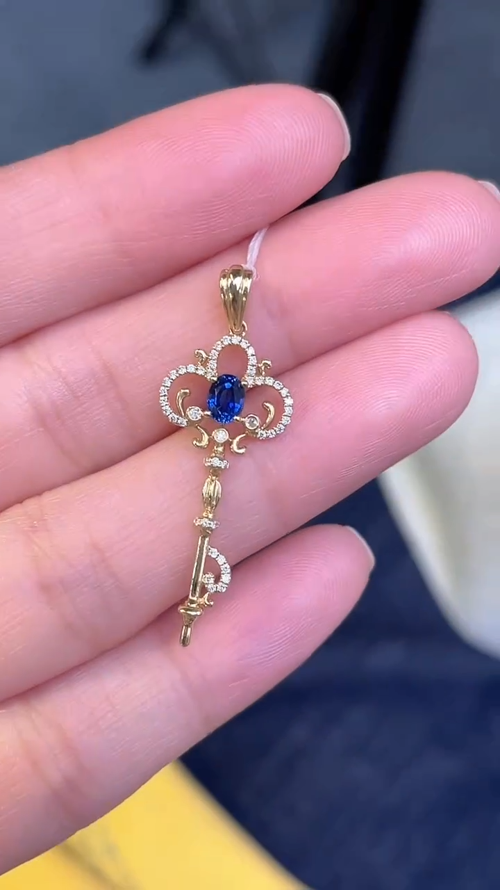 吊坠(不含链)蓝宝石18K金镶嵌主石：0.37ct