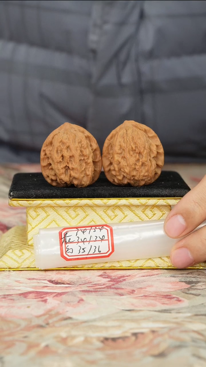 【闪购商品】文玩核桃把件梨木台