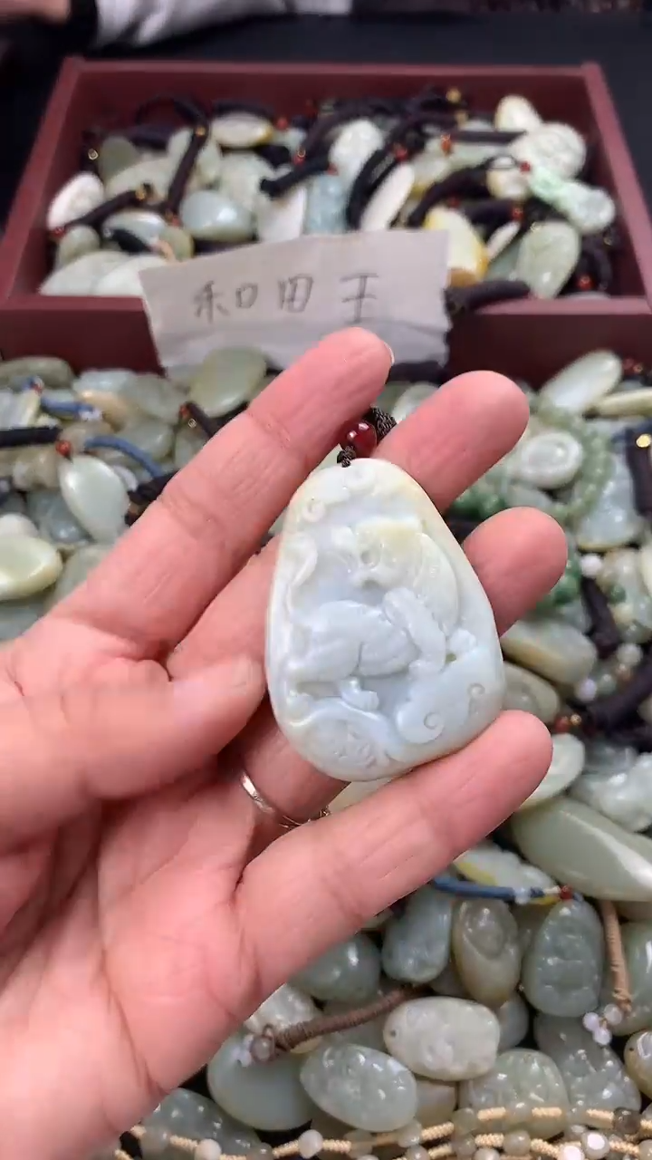 颈饰未镶嵌和田玉（多样性发一件）没有证书有瑕