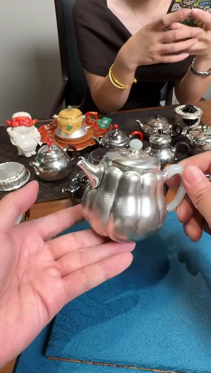 --嘎***斯寸发标 手作錾刻福禄祥瓜壶