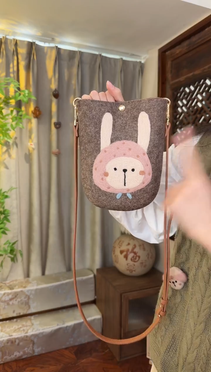 羊毛非遗羊毛毡包 手机包兔子