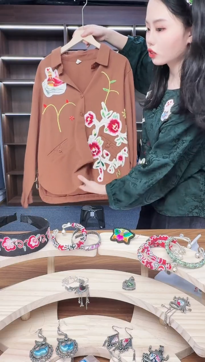 织绣L144蒙阿苏苗绣传承