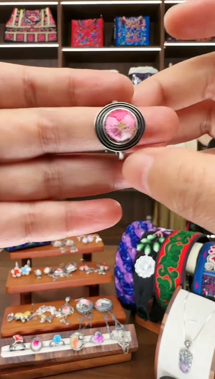 织绣96蚩梦苗族古绣