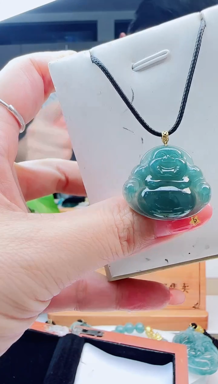 翡翠未镶嵌颈饰多样性发货其中一件