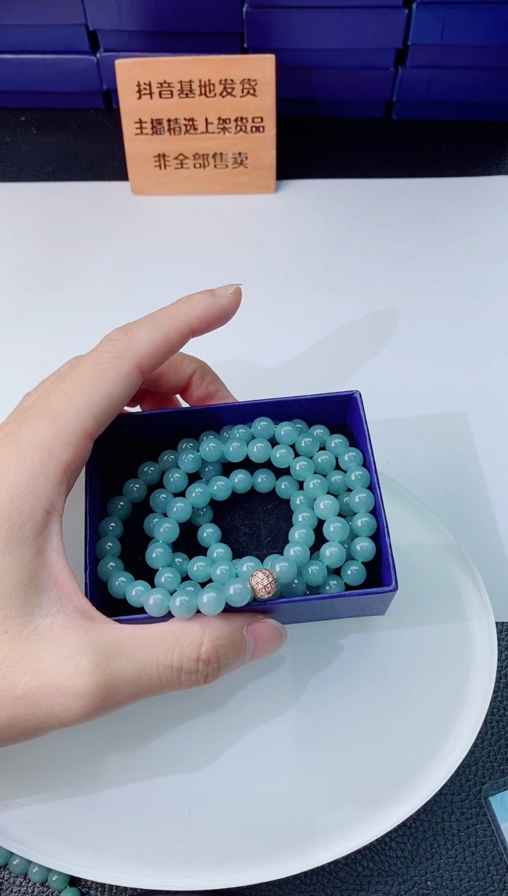 翡翠未镶嵌颈饰   `