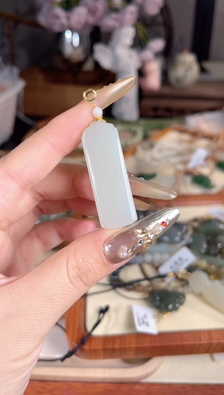 吊坠(不含链)18K金镶嵌和田玉多样性发其一孤品默认微瑕