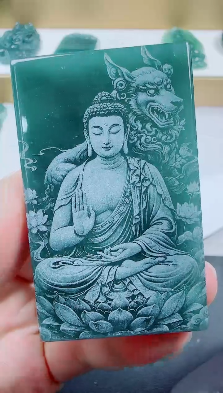 翡翠未镶嵌颈饰狗本命佛