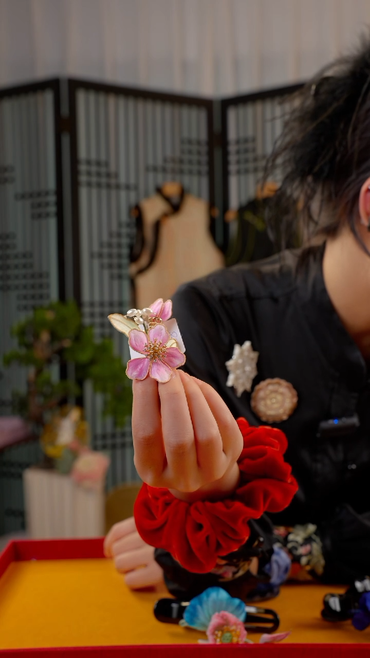 刺绣非遗绒花手工饰品