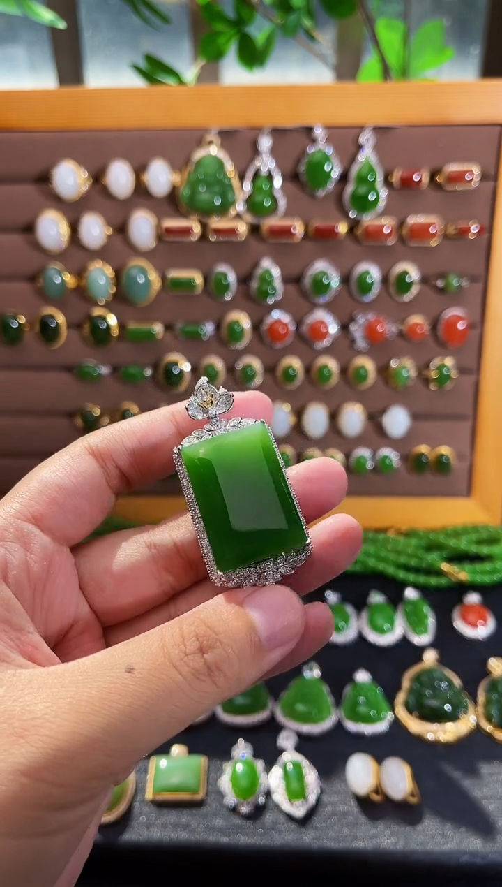 【闪购商品】和田玉吊坠18K金镶嵌苹果绿无事牌吊坠