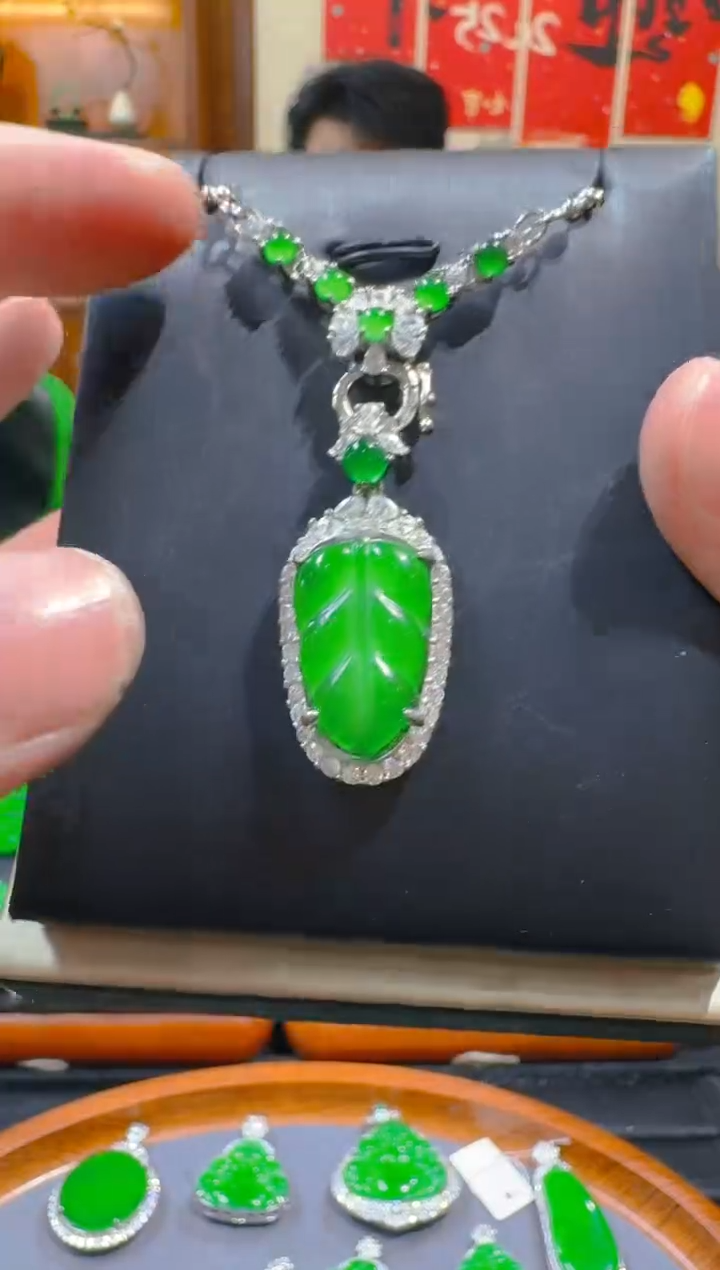 翡翠未镶嵌吊坠(赠链)天然a货翡翠