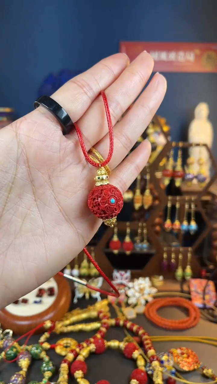 【闪购商品】红红满雕工设计师款吊坠