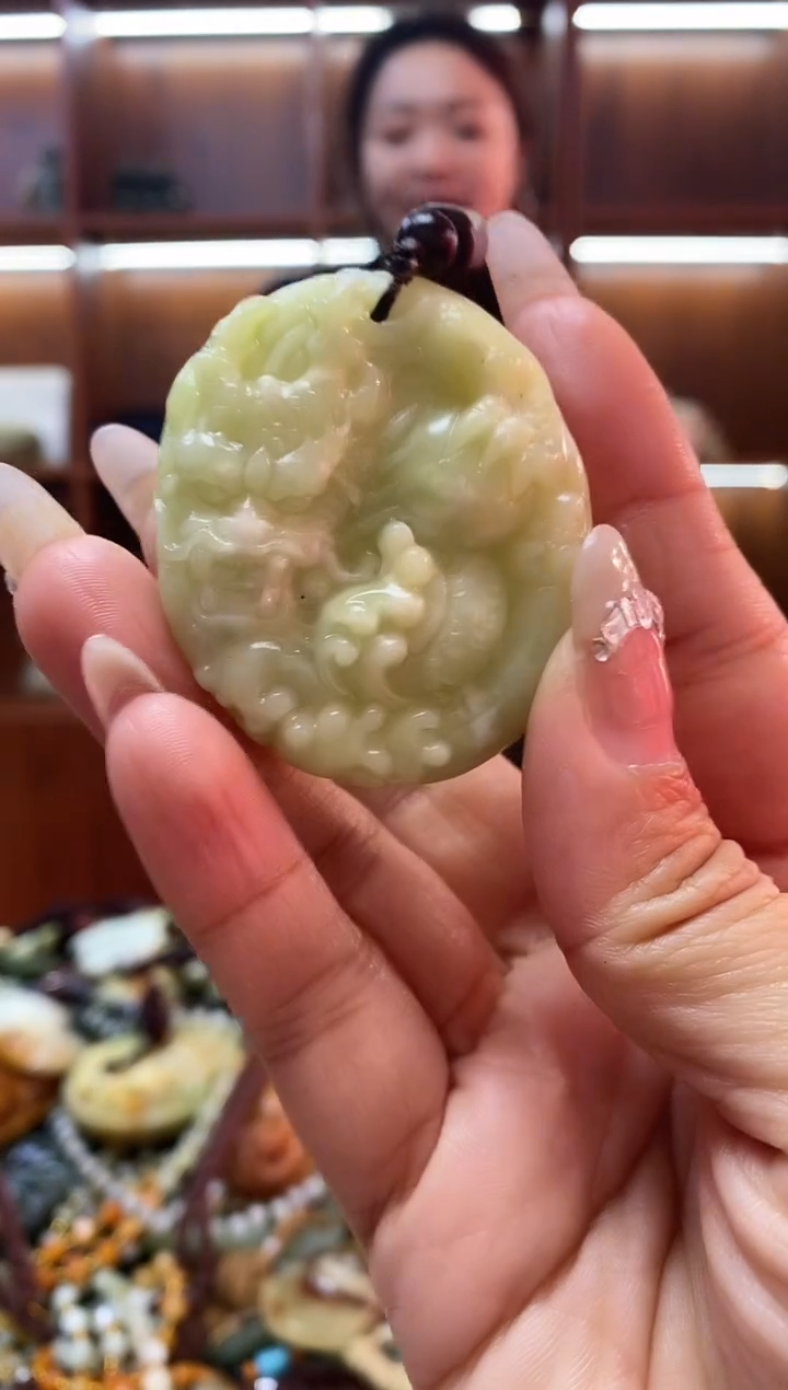 未镶嵌蛇纹石玉吊坠     
