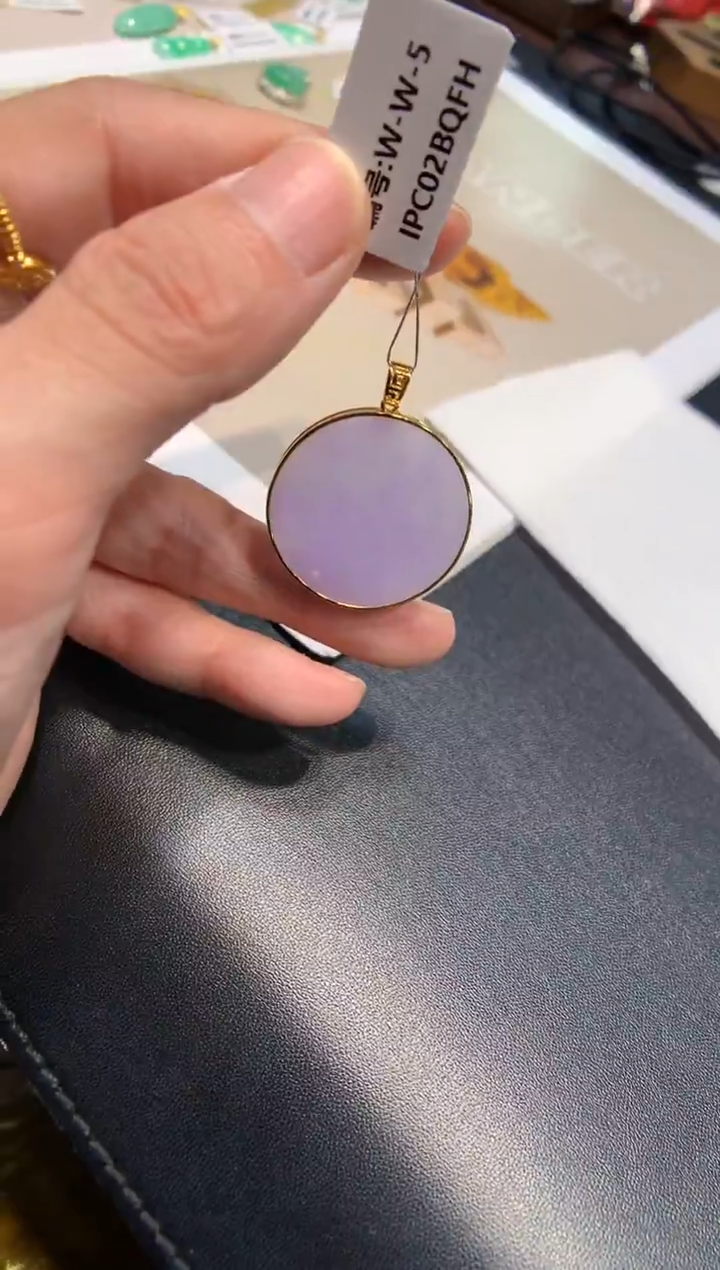 颈饰18K金镶嵌翡翠无事牌