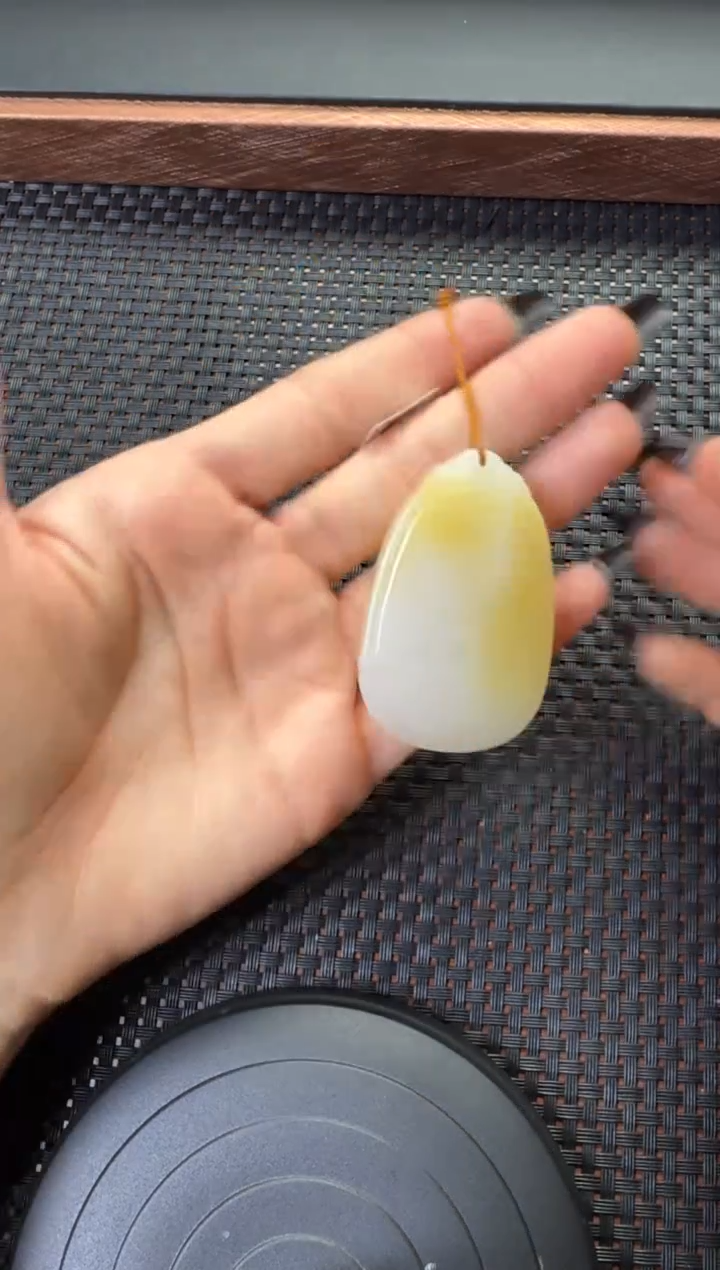 吊坠(赠链)未镶嵌和田玉且末金山糖白吊坠