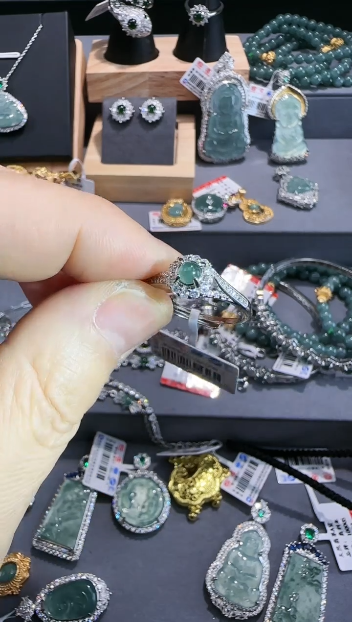 【闪购商品】翡翠吊坠(赠链)未镶嵌天然翡翠A货带证书发货