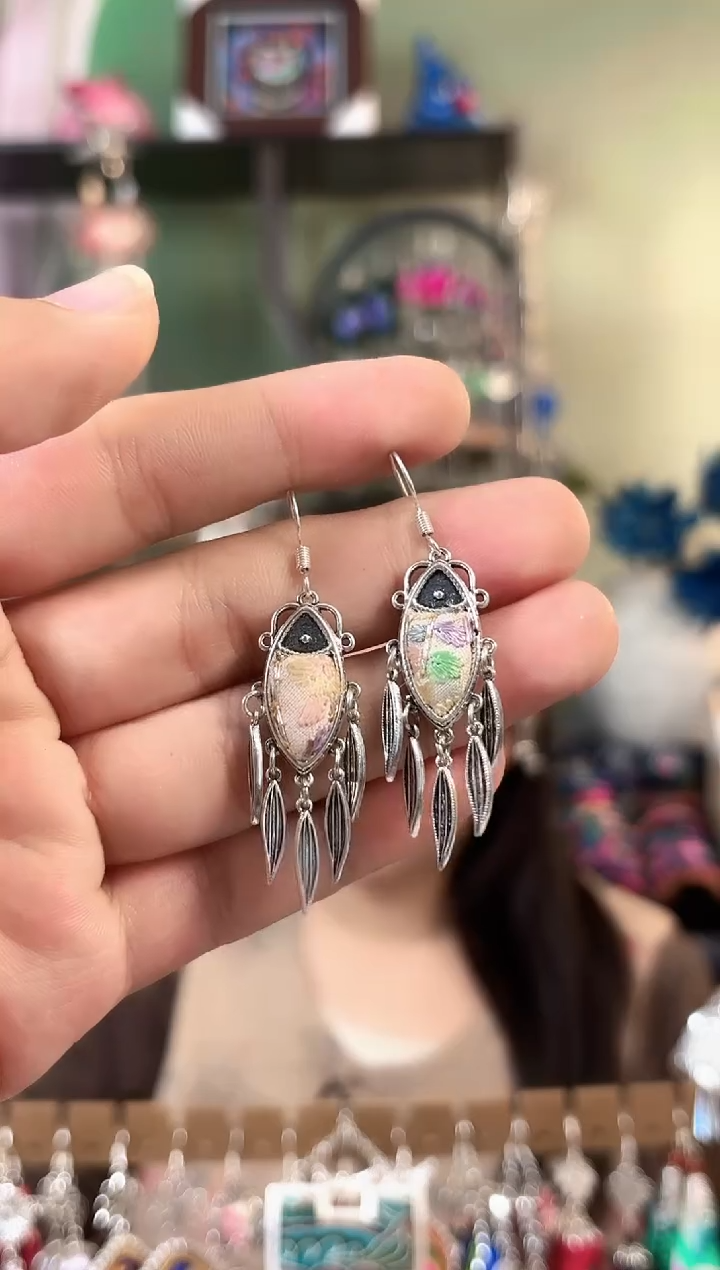 彩云南阁非遗老绣苗银饰品460