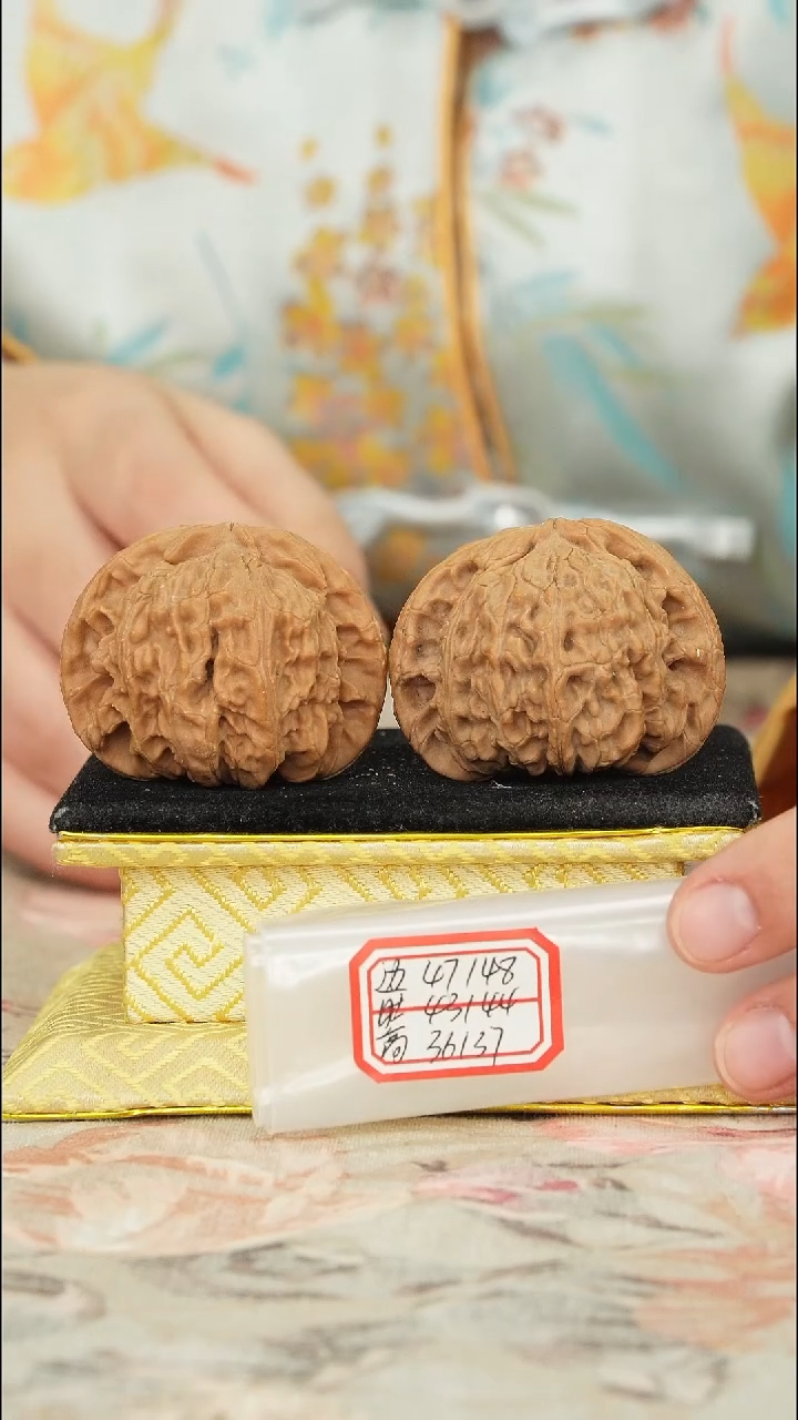 【闪购商品】文玩核桃把件白狮子