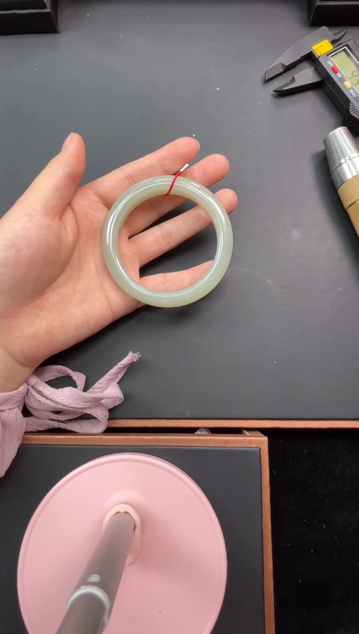 【闪购商品】和田玉手镯未镶嵌且末微色差近矿57+