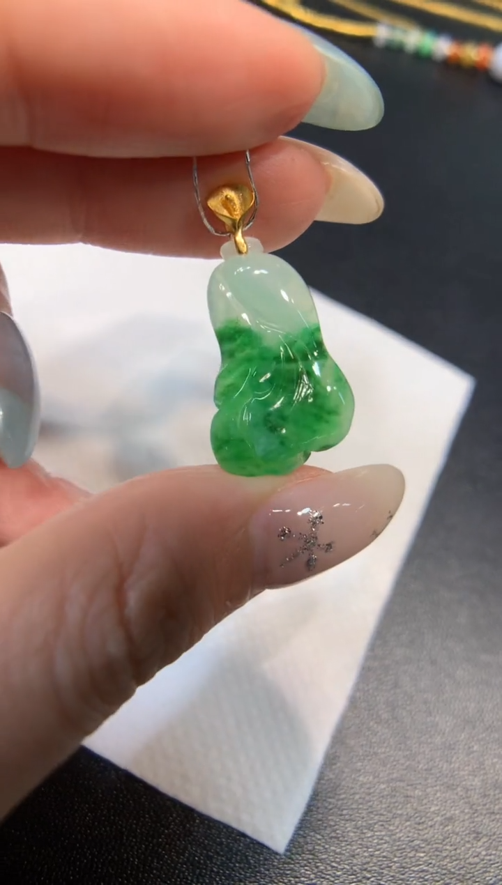 颈饰18K金镶嵌翡翠白菜