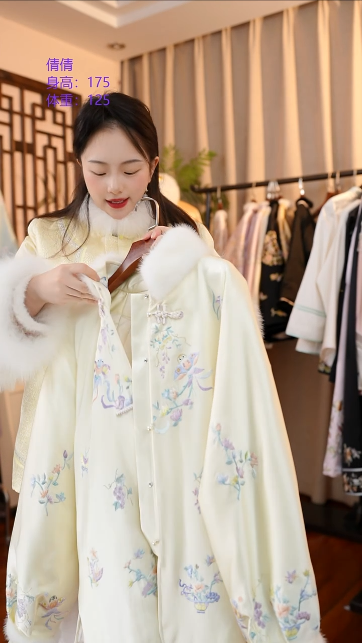 刺绣非遗服饰一物一件
